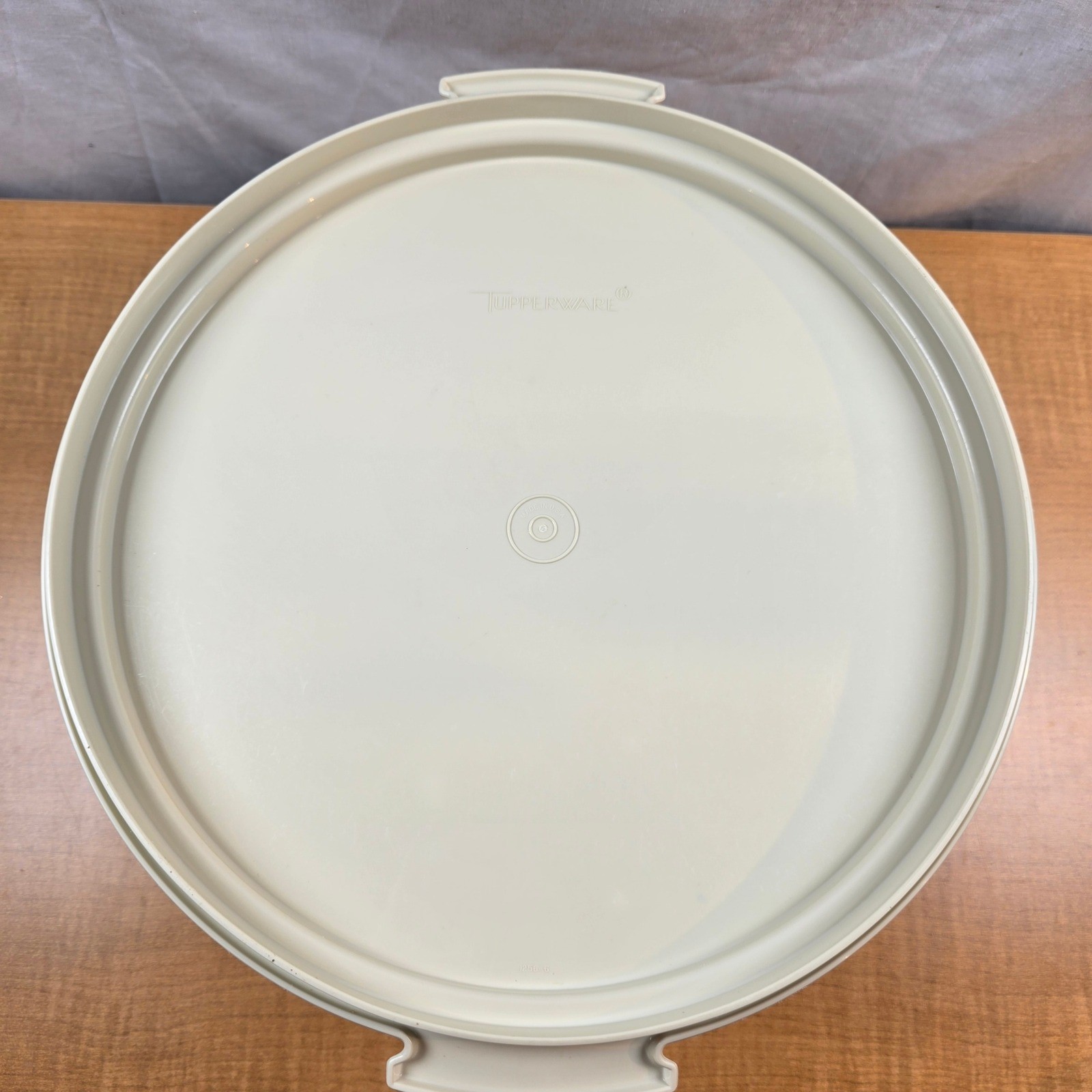 Tupperware Cake Container Carrier Base and Lid 12″ x 6″ #1256-6 Almond