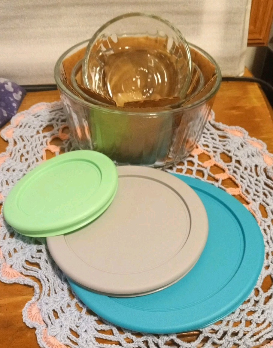 Anchor Hocking Set of 3 Small Glass Nesting/Storage Bowls w/ Sealed Lids NEW!