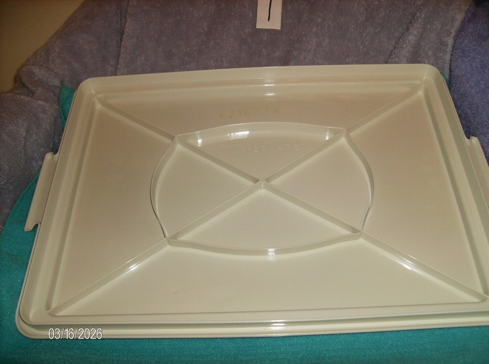 LARGE TUPPERWARE CAKE/CUPCAKE CARRIER WITH REMOVABLE HANDLE 16″ x 11″ x 4″ #1
