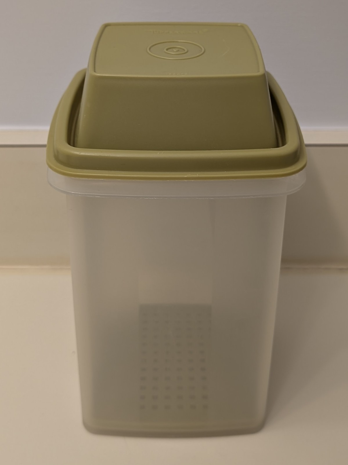 Tupperware Pick-A-Deli Small Container
