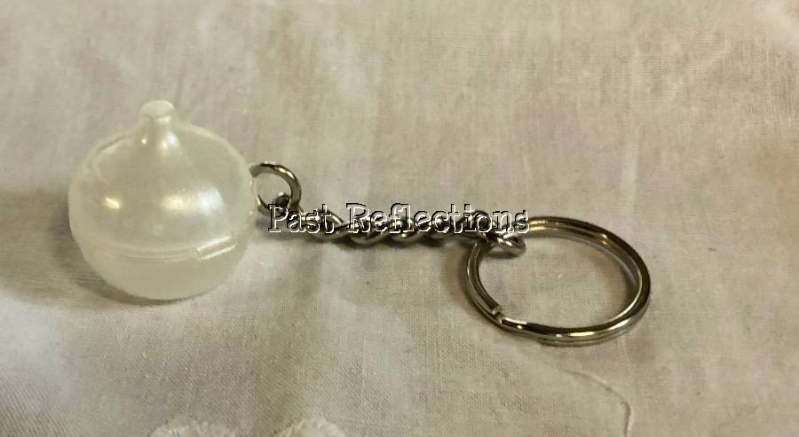 TUPPERWARE WHITE PEARL ONION FORGET ME NOT KEEPER KEYCHAIN KEYRING