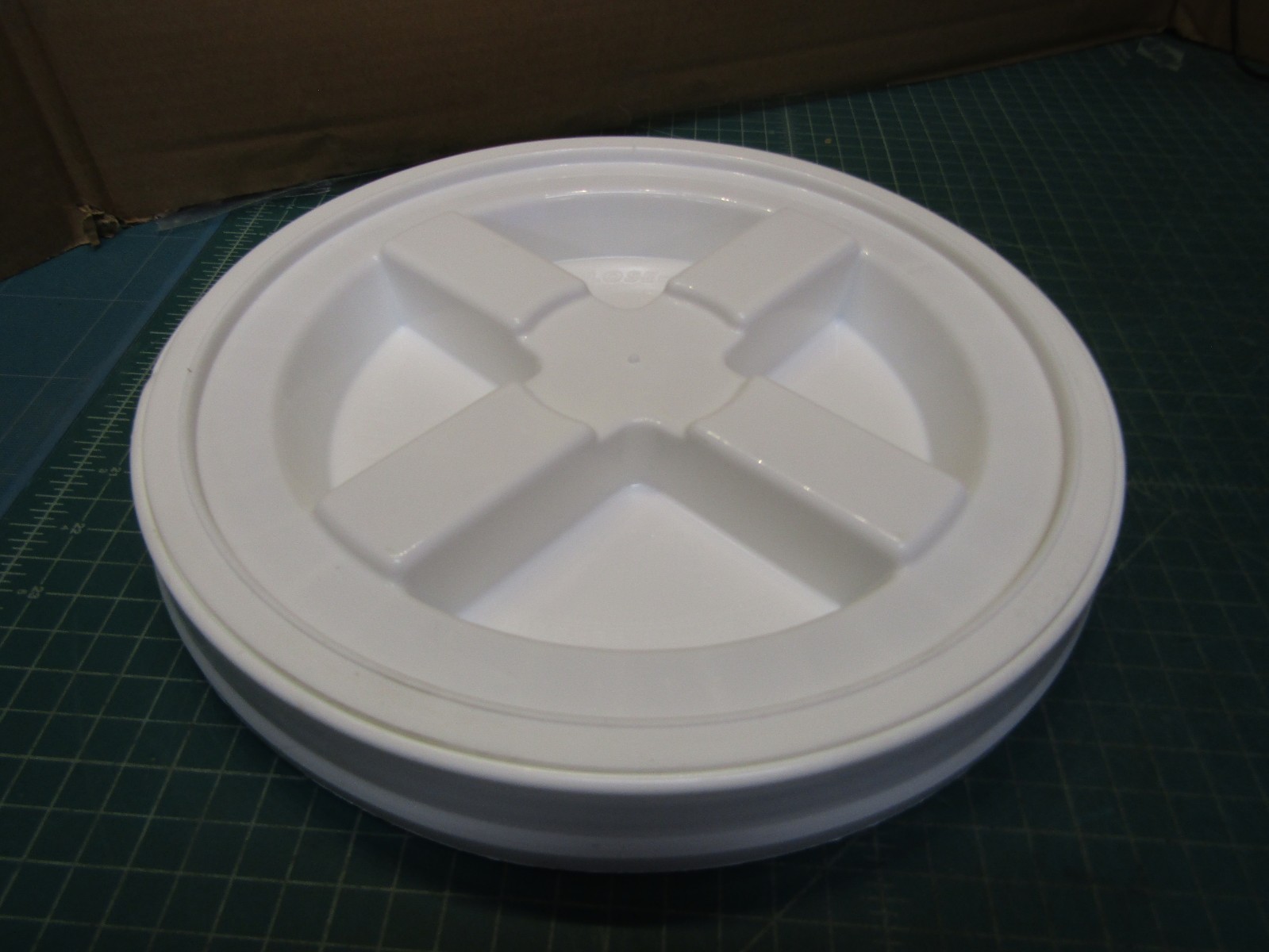 1 – Gamma Seal Lid White Seal Lid for Utility Buckets Fits 3.5-7 Gallon Airtight