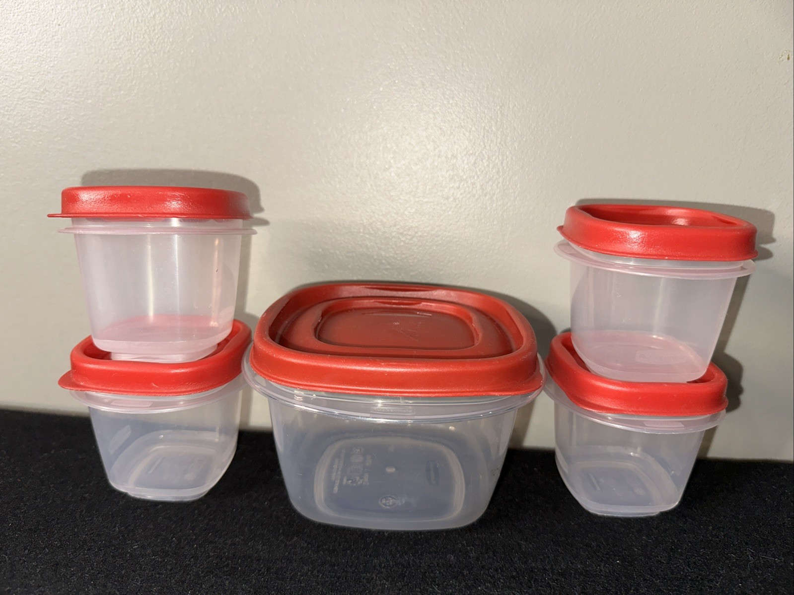 RUBBERMAID SQUARE 4-4OZ & 1~2CUP SIZE FOOD STORAGE CONTAINER WITH EASY RED LIDS