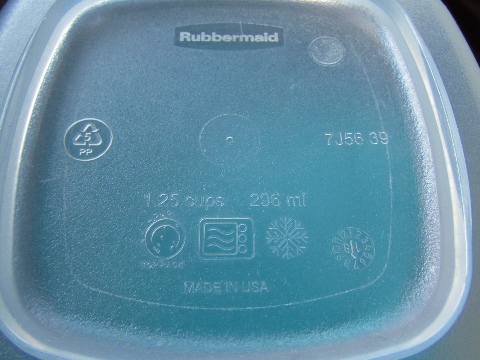 Rubbermaid Red Easy Find Lids Food Storage Containers set of 8 new