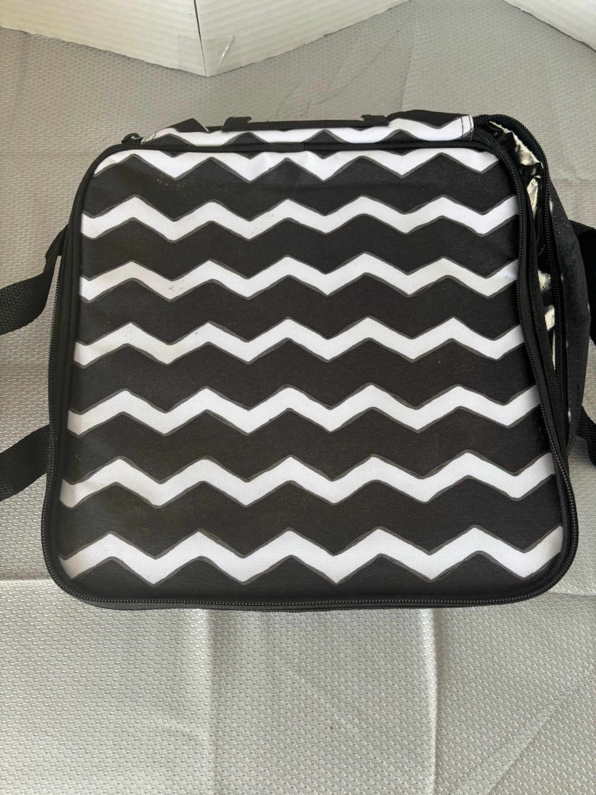 Thirty One Square Insulated Casserole Tote Carrier Black and White Chevron
