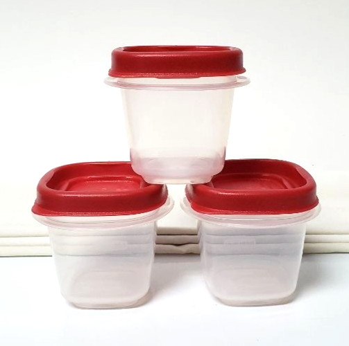 3 RUBBERMAID 4oz Sheer White CONTAINERS #7J53, 3 Red Lids #7J54, Good/IMPERFECT