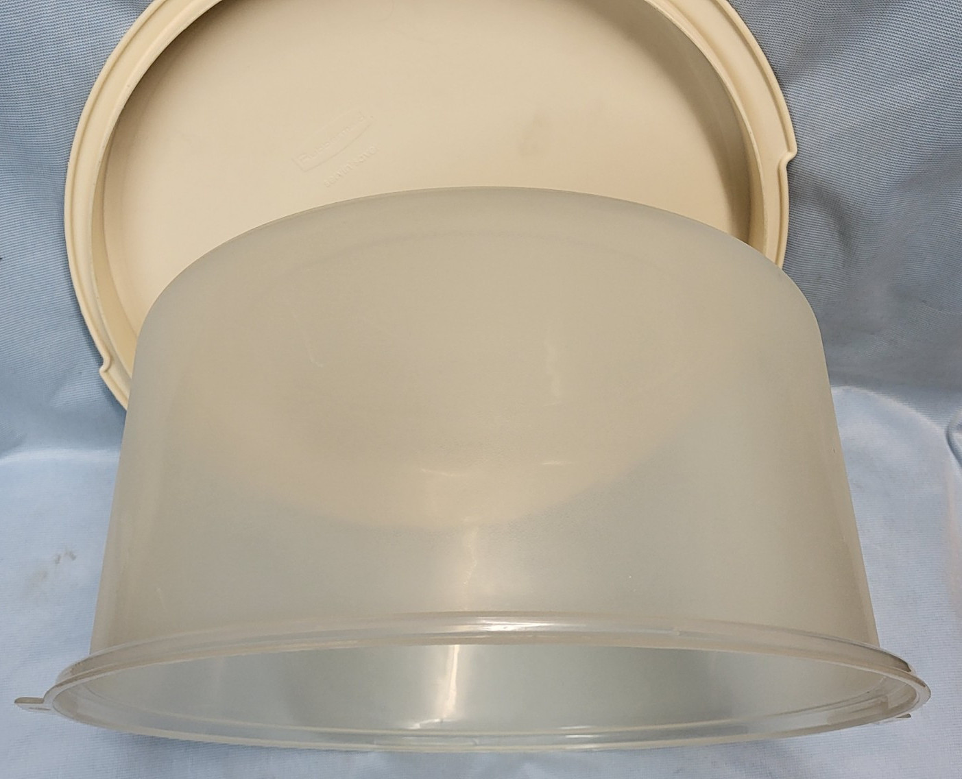 VTG 11.5″ Round Large Rubbermaid Servin’ Saver Cake Keeper Container Almond