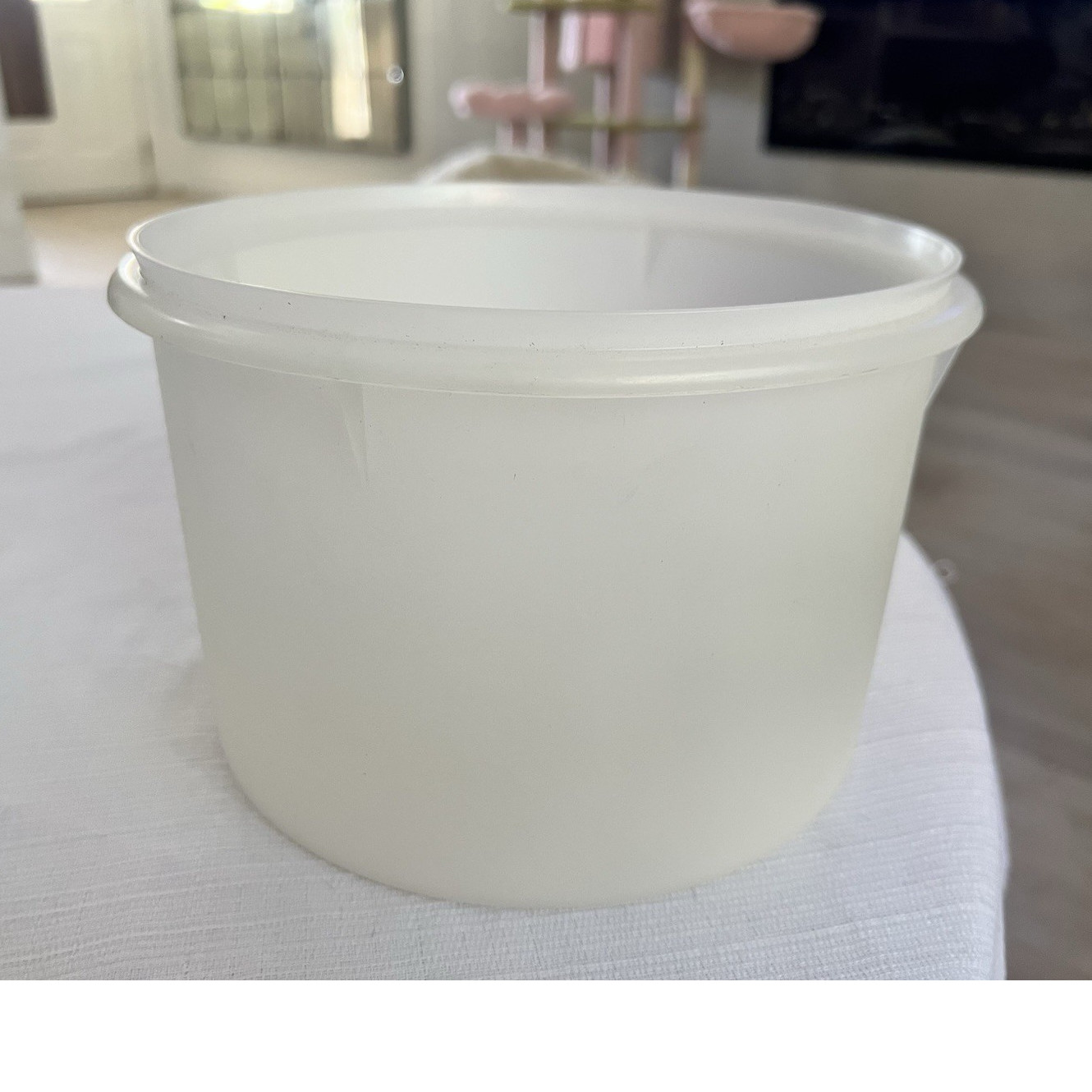 Tupperware Round White Plastic Food Storage Container & Lid Set 9x9x6 in