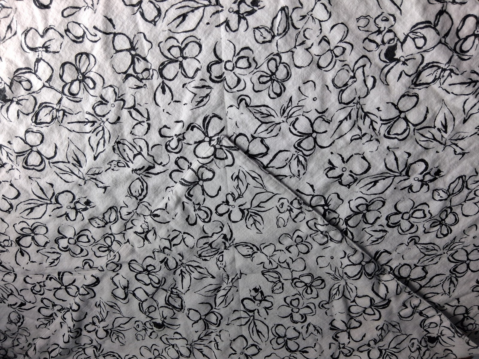 Insulated black & white fabric casserole carrier fits any size dish, reversible