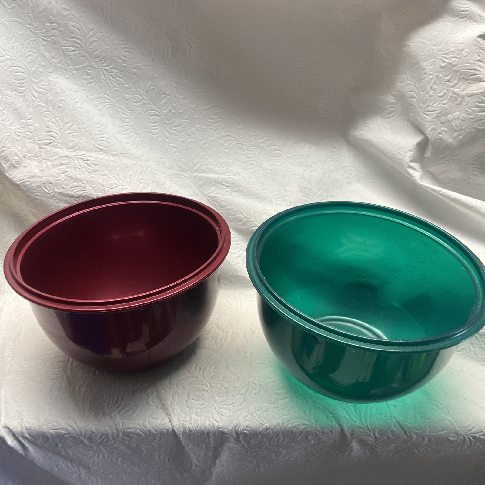 Lot Of 2 Lock & Lock Bowls Green Red 44ozno Lid 1.4qt 6” Diameter