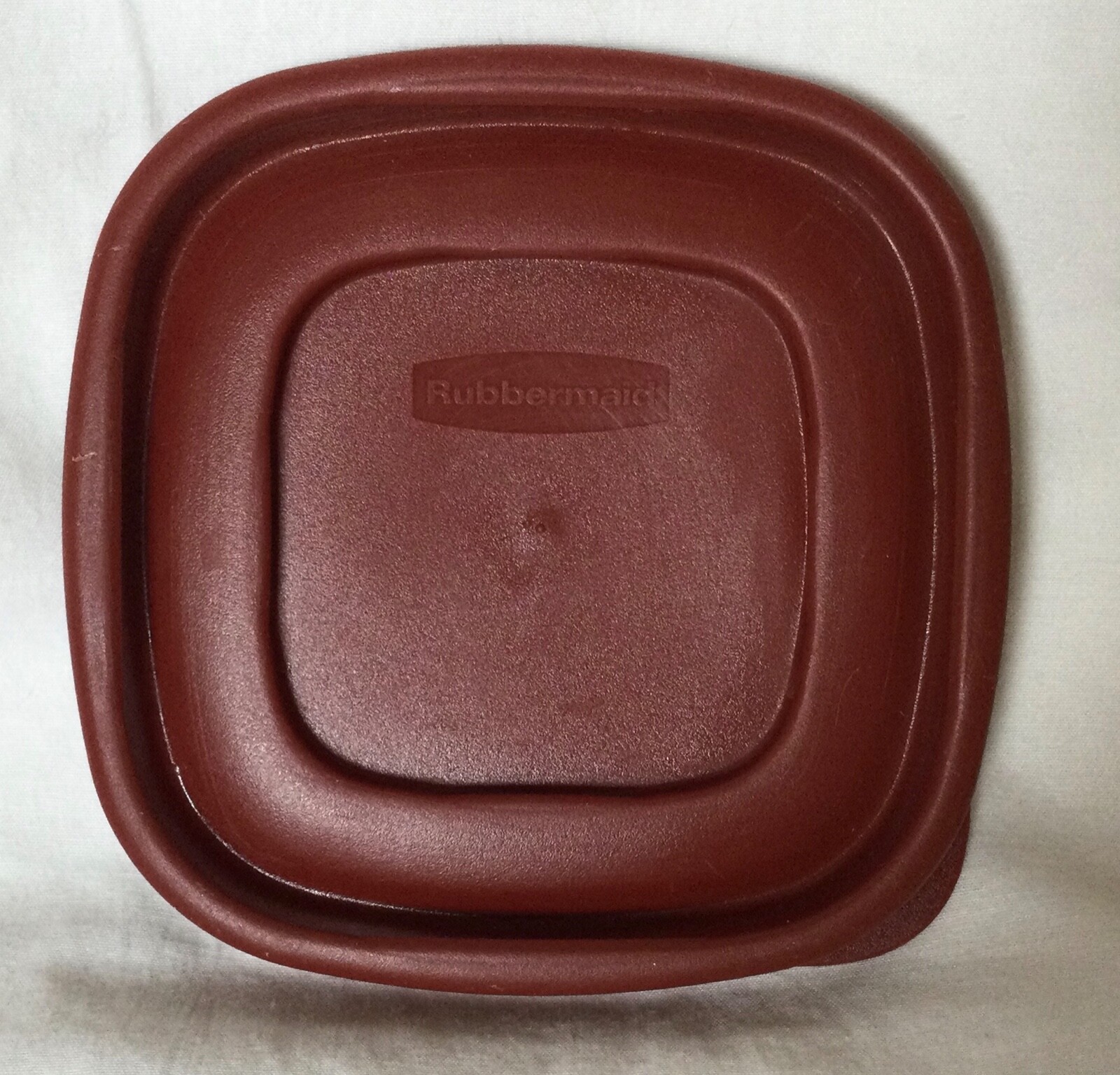 Rubbermaid 7J58 Container Easy Find Burgundy Square Replacement Lid 4”