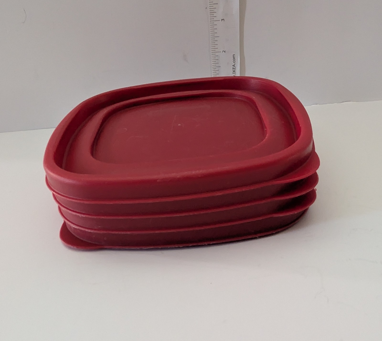 Rubbermaid 7J64 Red Plastic 6’’ Snap On Replacement Lids Lot of 4