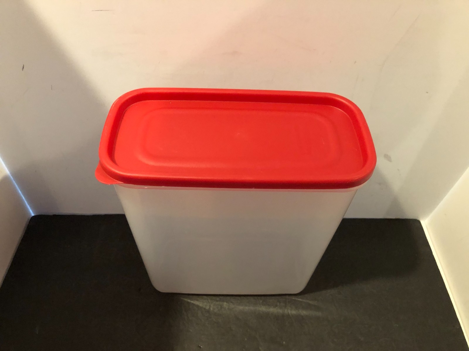 Rubbermaid 7N04 Red 21 Cup Modular Dry Food Container with Lid