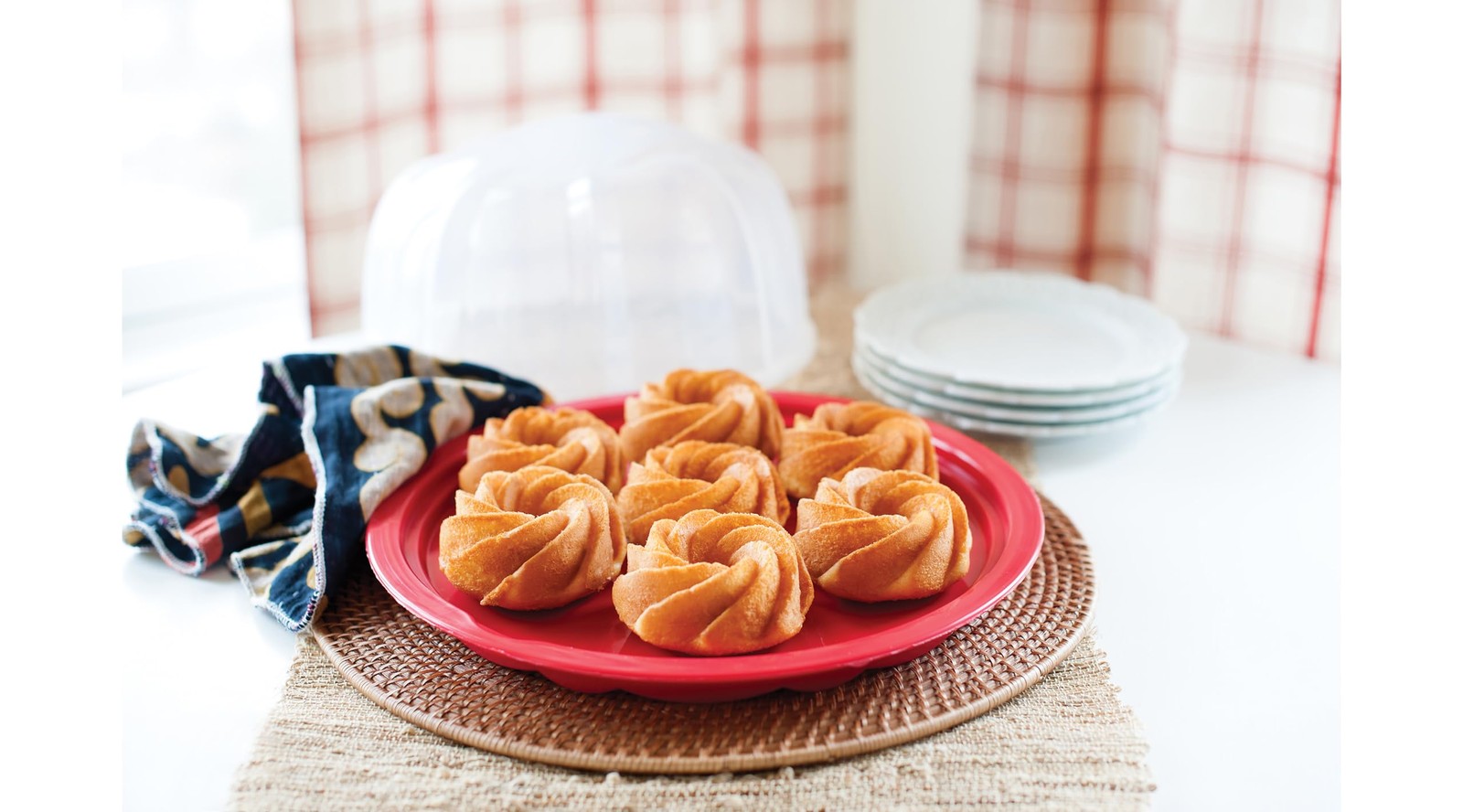 Nordic Ware Bundt Cake Keeper, Plastic, 13 in 13 L X 12 W X 7 H, Red