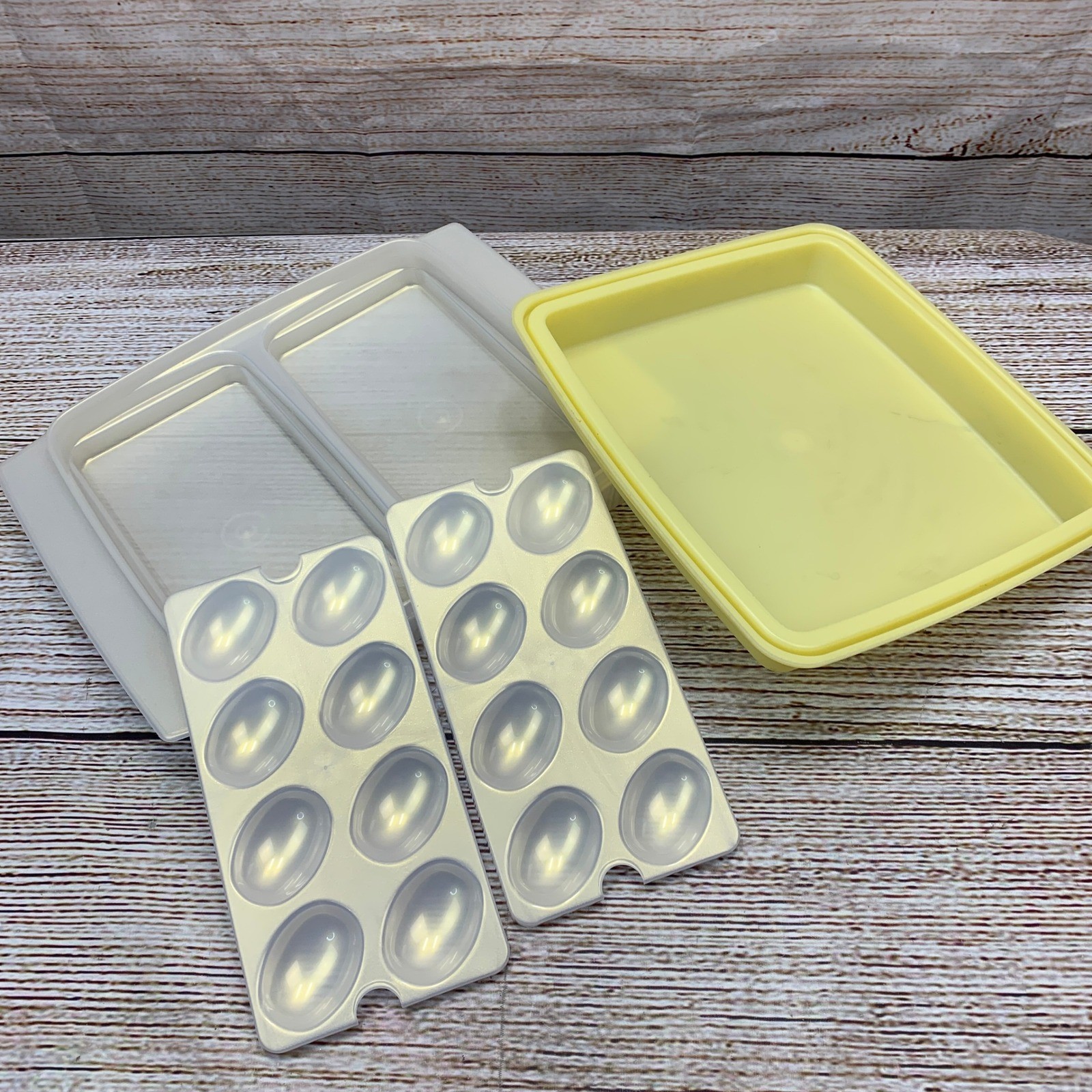 Tupperware Deviled Egg Carrier Tray Holder 12 Eggs Yellow Lid