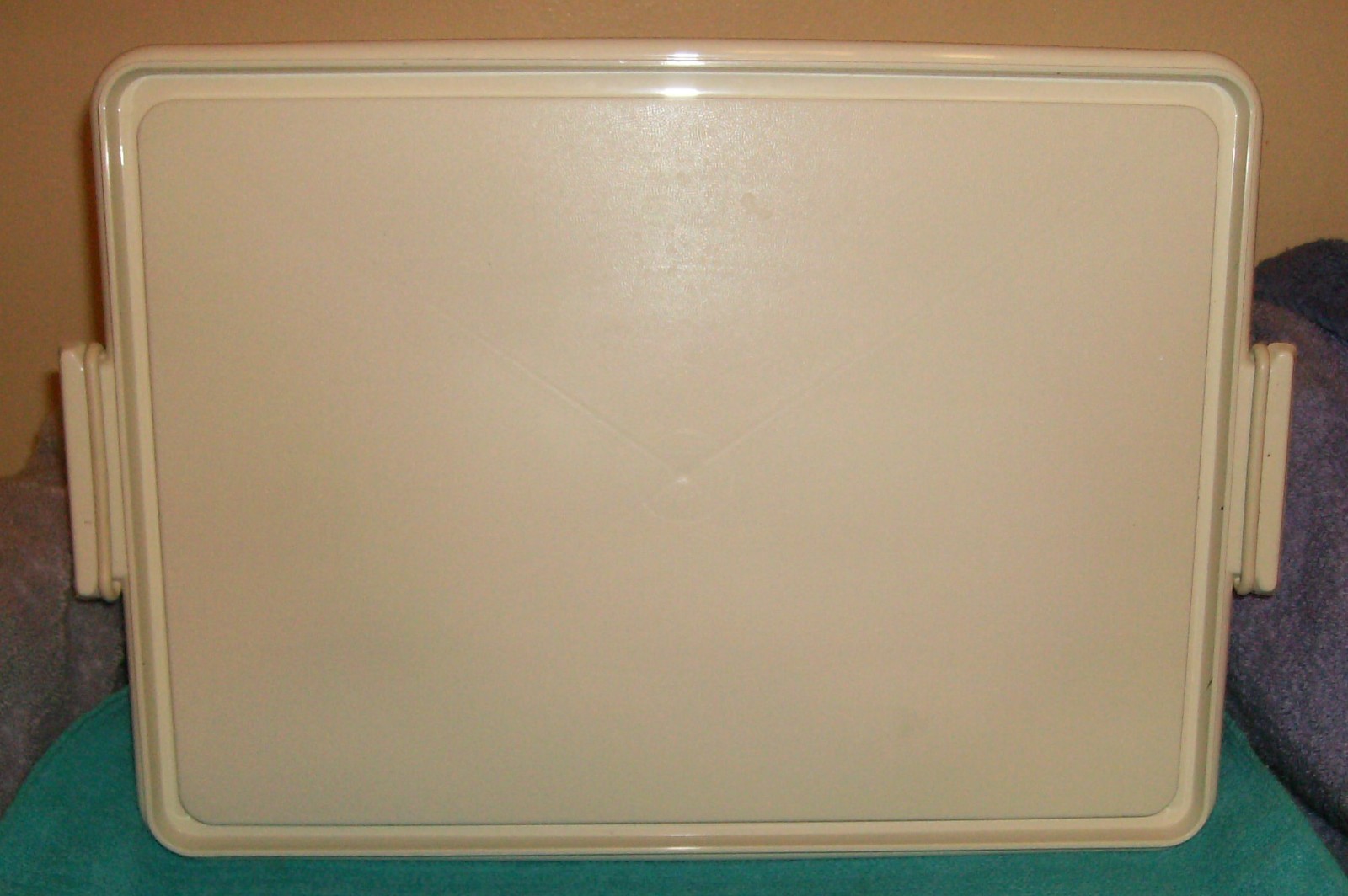 LARGE TUPPERWARE CAKE/CUPCAKE CARRIER WITH REMOVABLE HANDLE 16″ x 11″ x 4″ #1