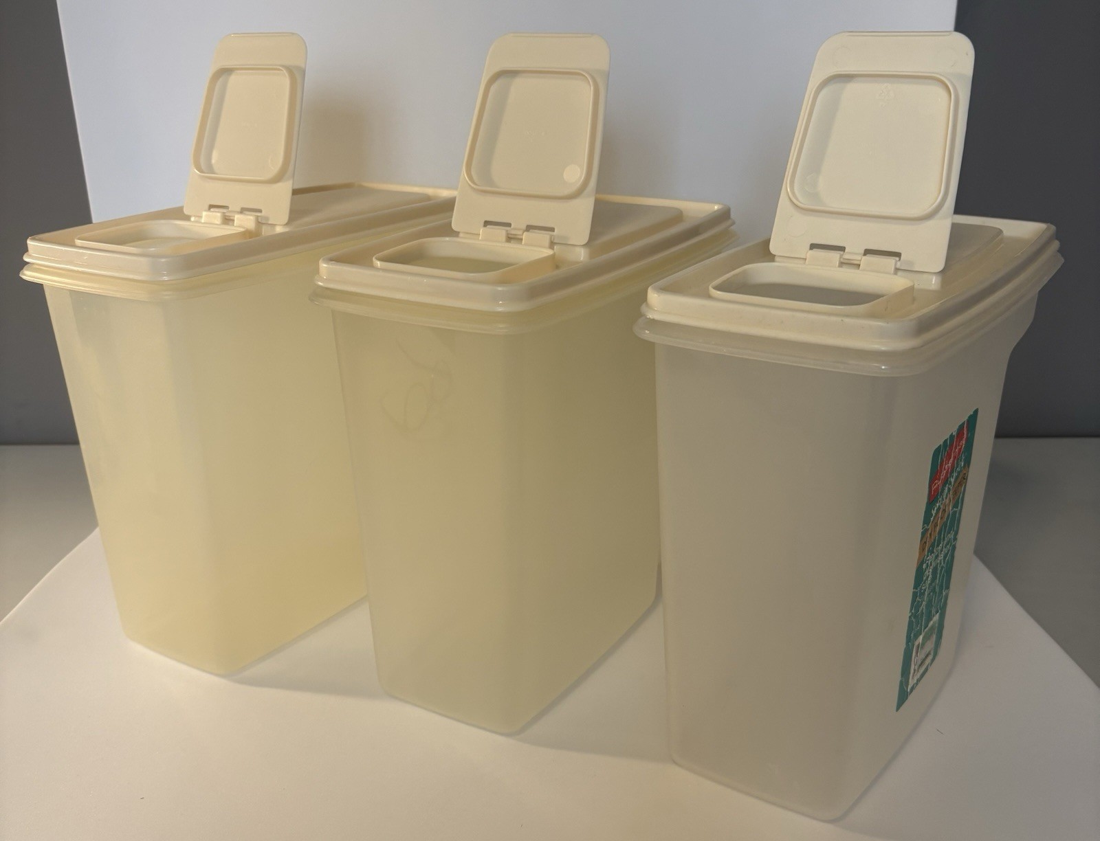 VTG 3 Almond Rubbermaid 21 Cup Servin’ Saver Dry Food Storage Containers #2 Lids