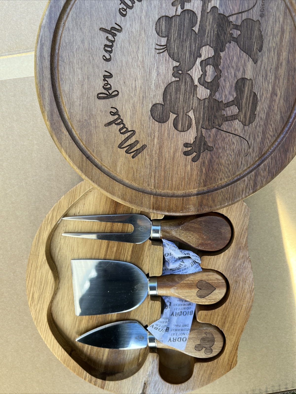 Disney Classics Mickey and Minnie Mouse Brie Acacia Wood Cheese Board Set New