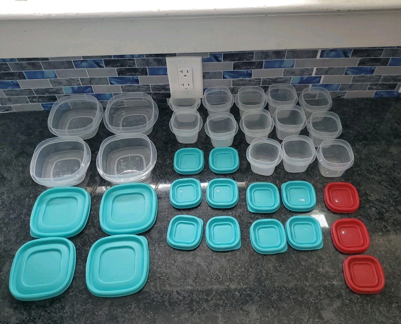 Rubbermaid Lot of 13- .05 Cups (10 bl Lid, 3 Red), 4 ( 1.25 Cups) 17 Cups, 17 Li