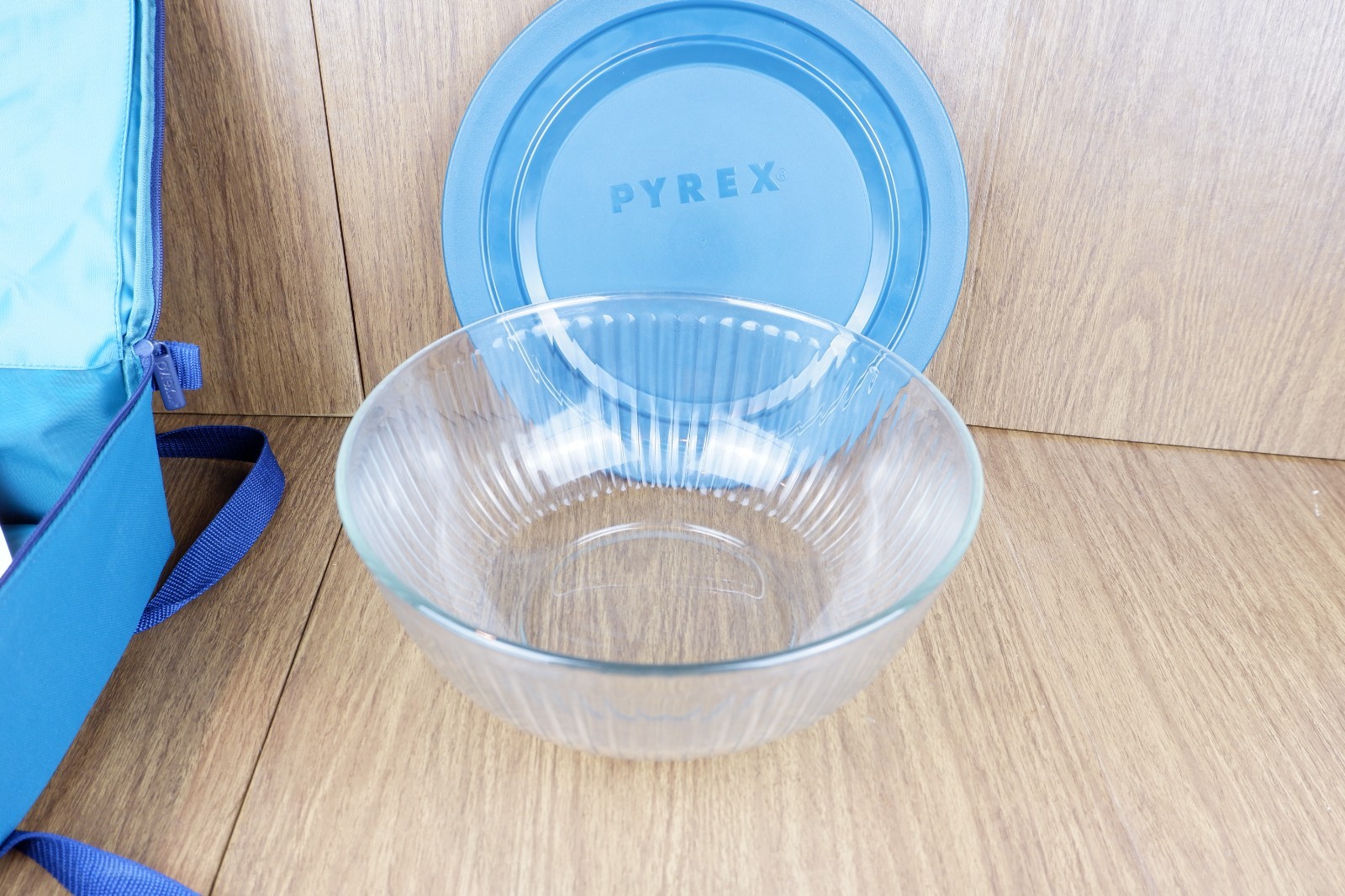 Pyrex Portable Travel Bag Hot/Cold Insulated Case – Complete w/4.5 QT Bowl & Lid