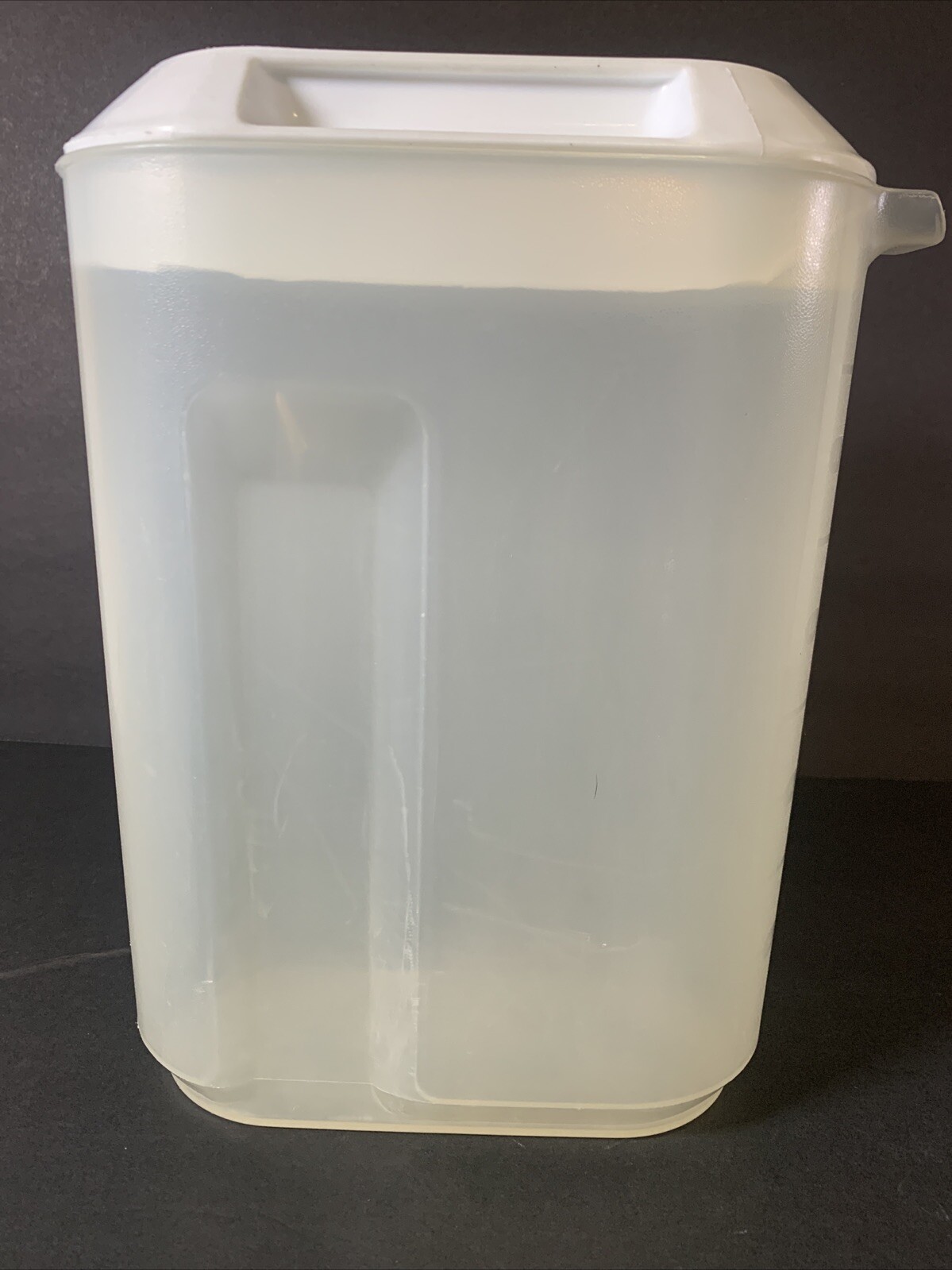 Rubbermaid SERVIN’ SAVER 2 1/2 quarts slim drink pitcher #0941 white lid