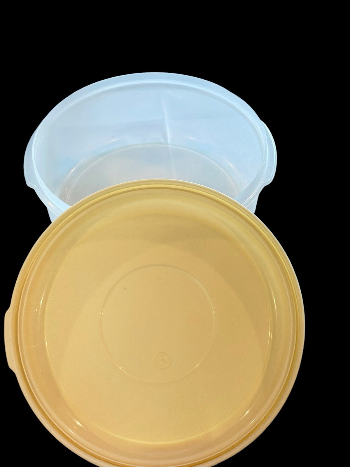 Rubbermaid Servin’ Saver # 5 22 Cup Almond Lid Storage Container Round Large