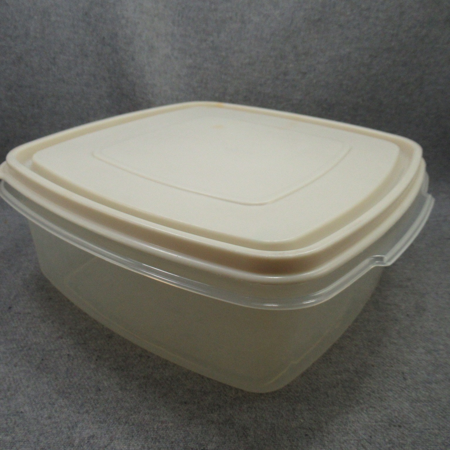 Rubbermaid Servin Saver #3 Storage Container Square Almond Lid 10 Cups USA