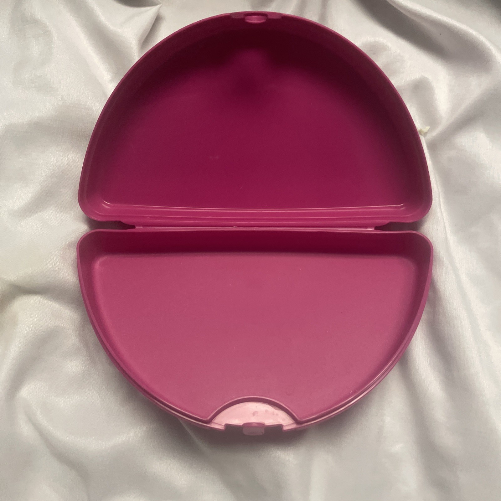 Tupperware Folded Lunch Keeper Half Circle Sandwich snacks empanada Pink new