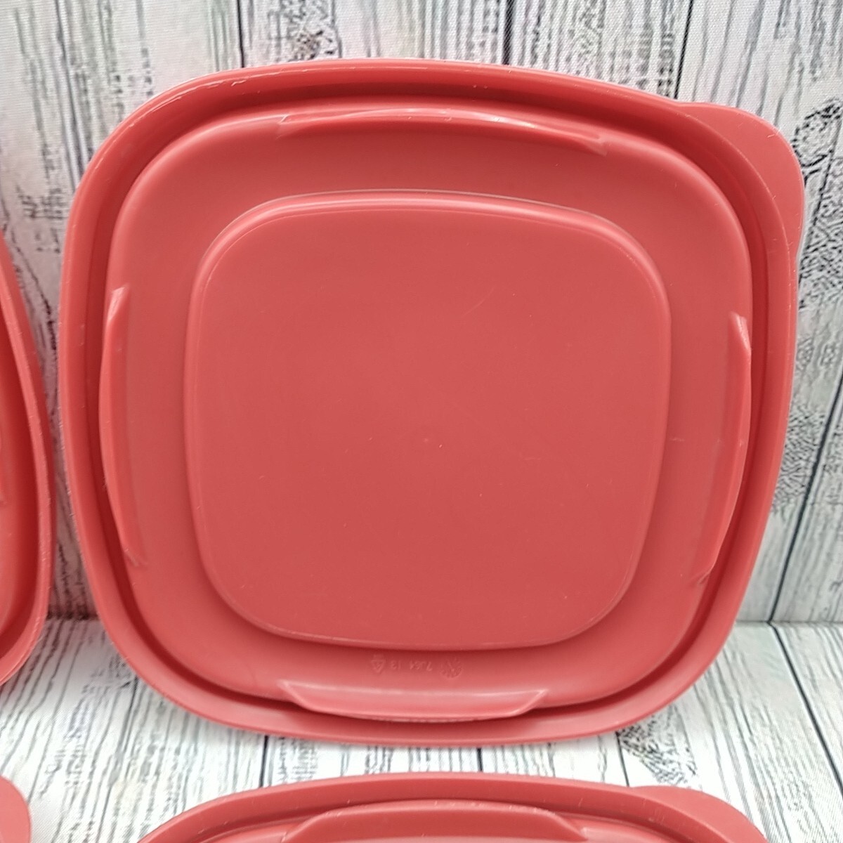 Rubbermaid Easy Find Lid 7J64 Red Square 4 Replacement Food Container Lids 6.5″