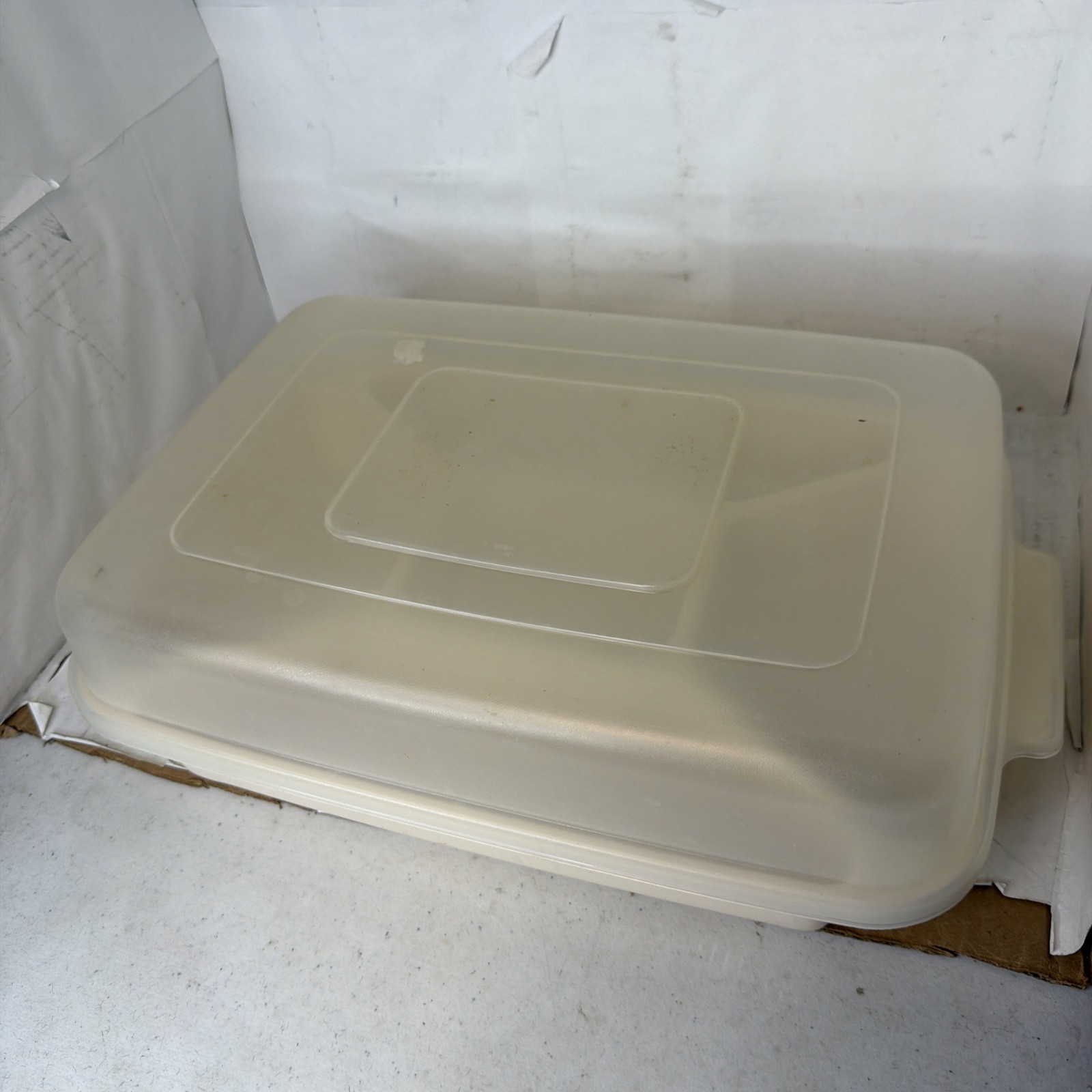 Vintage Rubbermaid Servin Saver Rare Almond 0833 Divided Tray & Lid