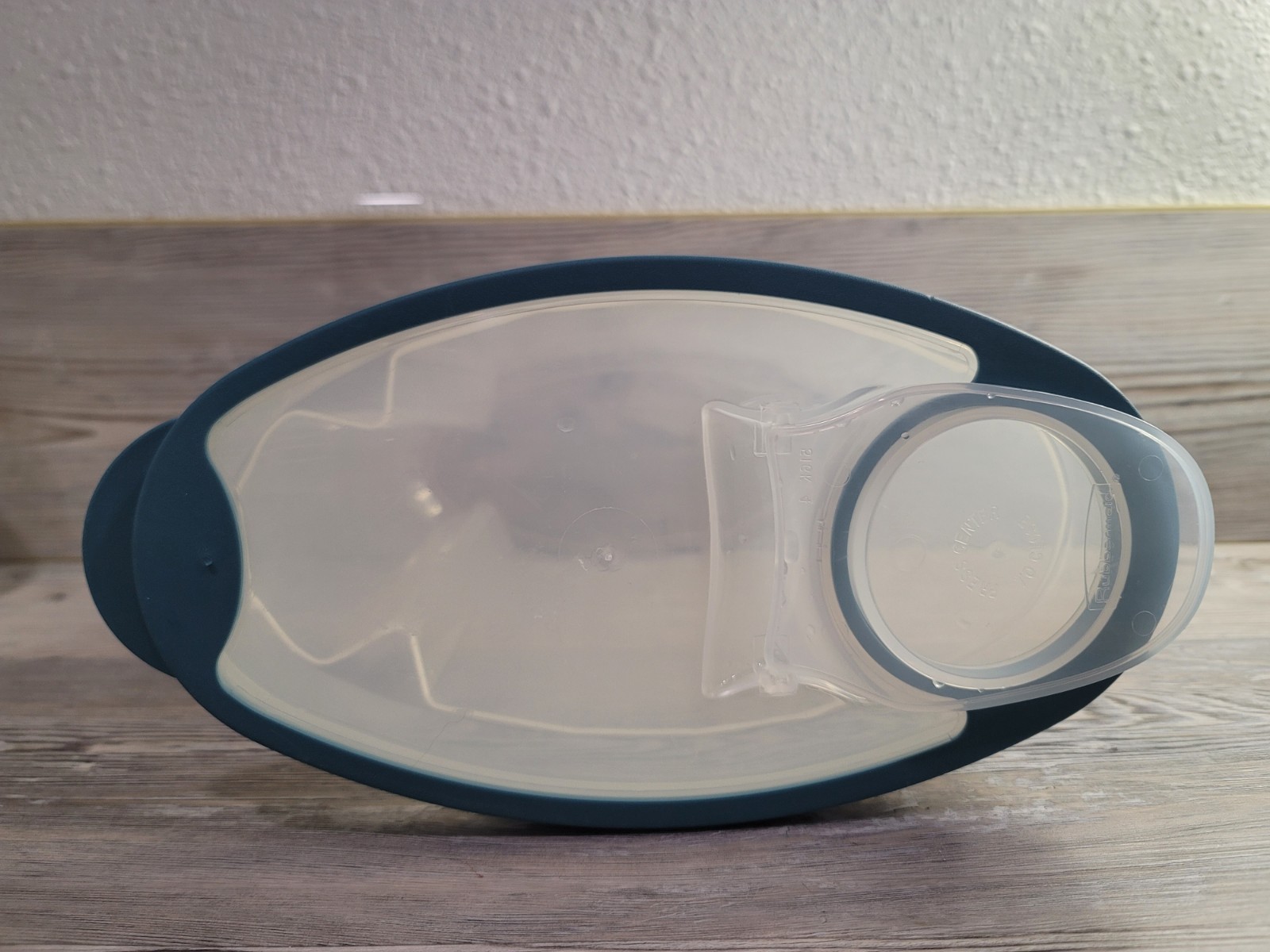 Vintage Rubbermaid 1.5 gallon pitcher or cereal food storage. Used light blue .