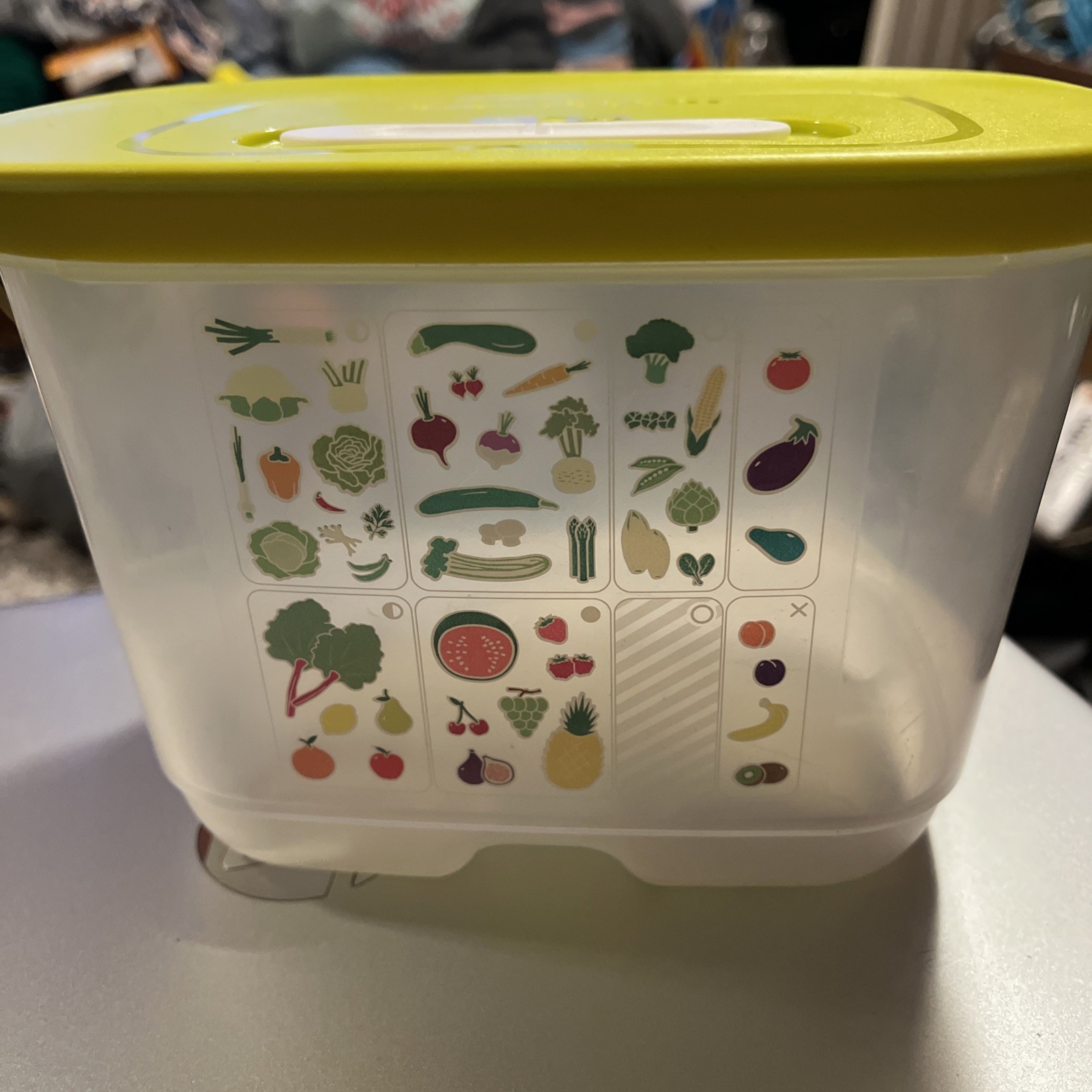 Tupperware FridgeSmart 1.8 L 1 3/4 QT Vented Fruit and Vegetables Container