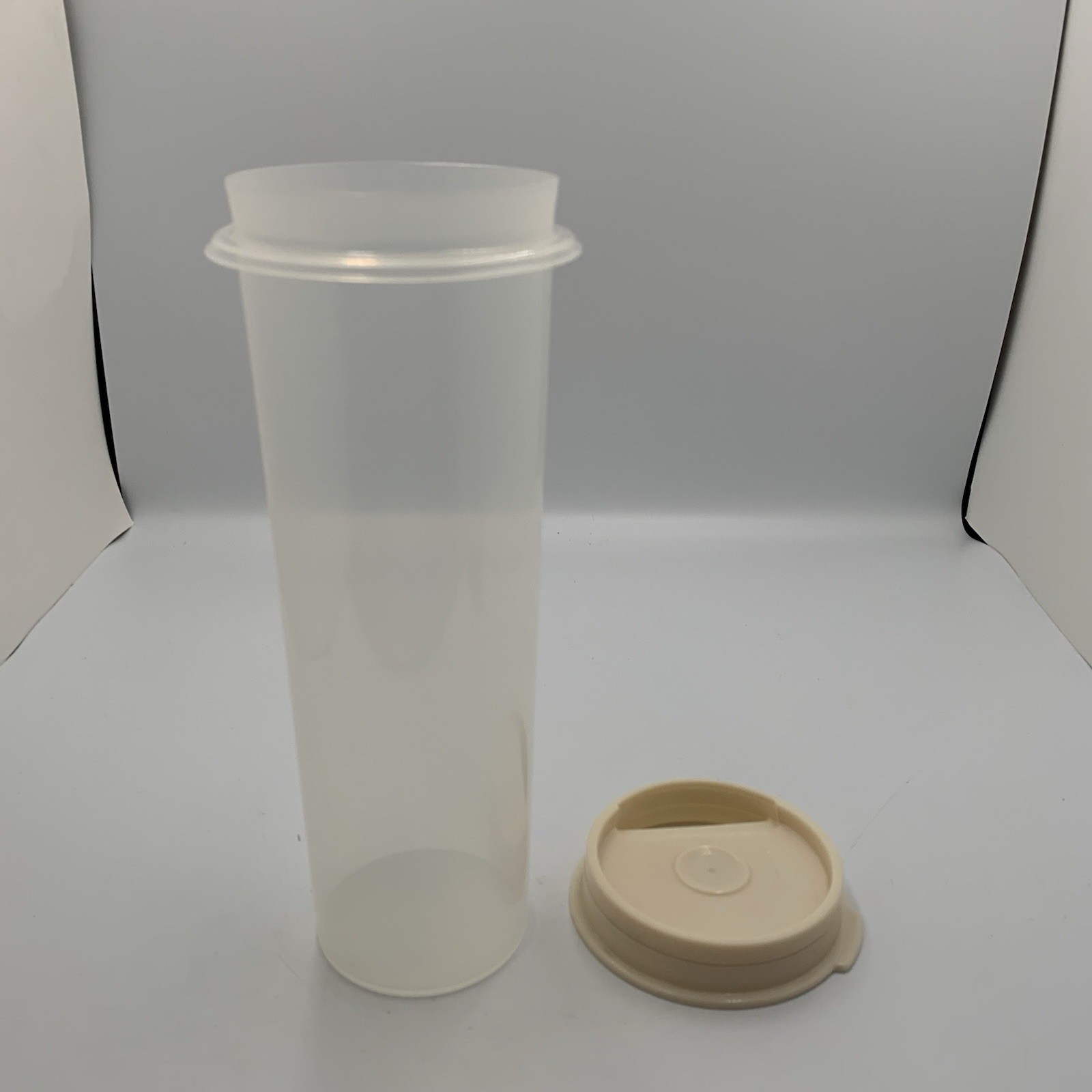 Vintage Rubbermaid Servin’ Saver Spaghetti Keeper Storage w/Almond Lid