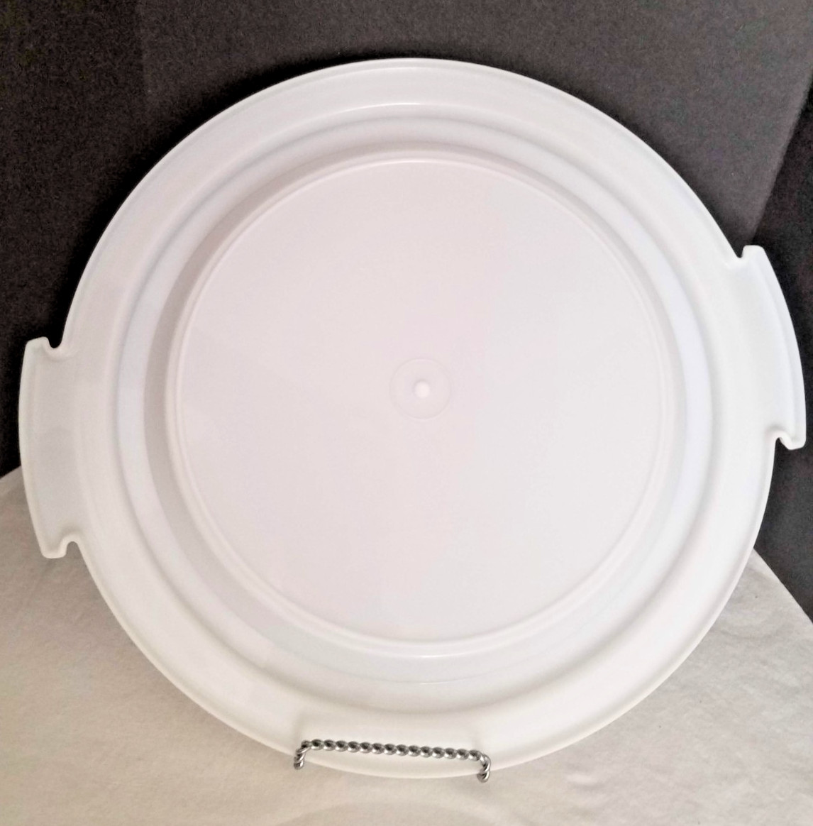 VINTAGE Tupperware 9″ White Pie Taker Tray Mint Condition