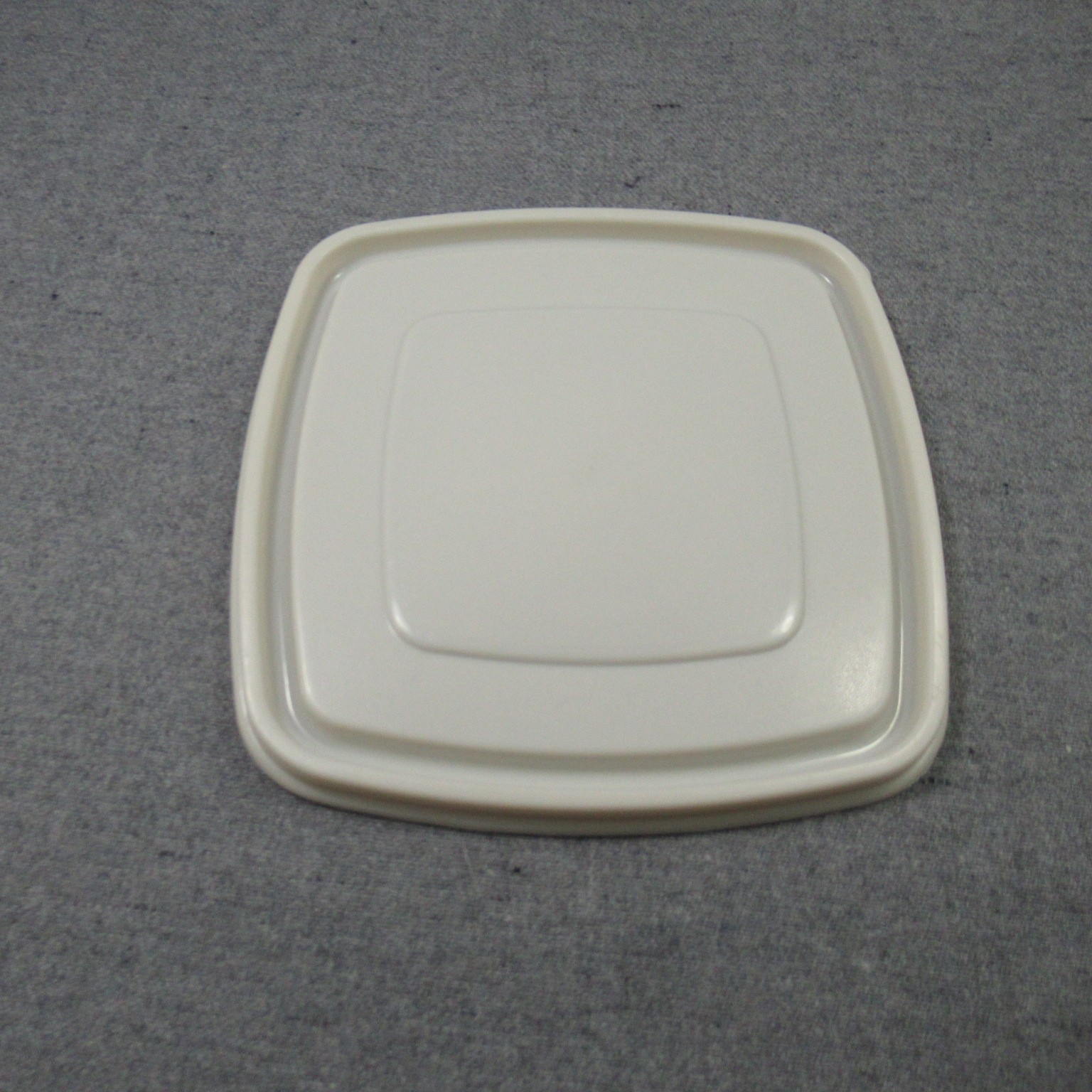 Rubbermaid Servin Saver Storage Container Square Almond # 2 5 Cups