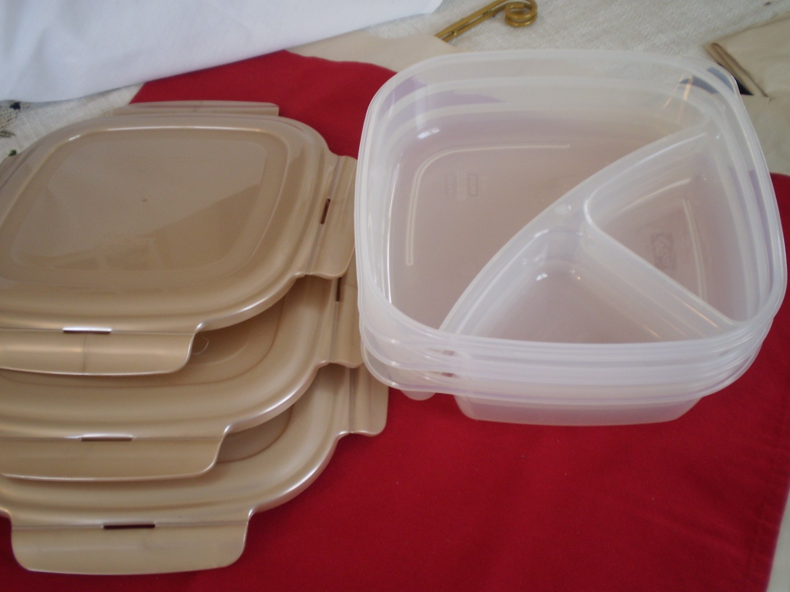 LOCKNLOCK SET OF 3 DIVIDED PLATES WITH GOLDEN SAND LIDS – 6 3/4 CUPS