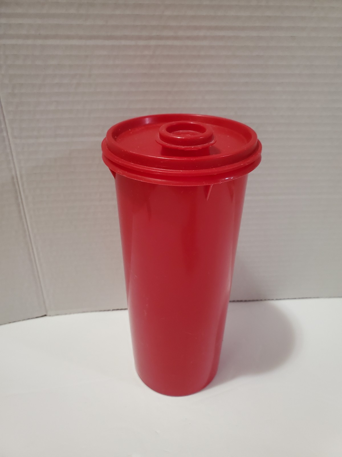 TUP2 Tupperware Red 32 oz Plastic Reusable Cup w/ Snap Lid, 2-Piece Set 262-4