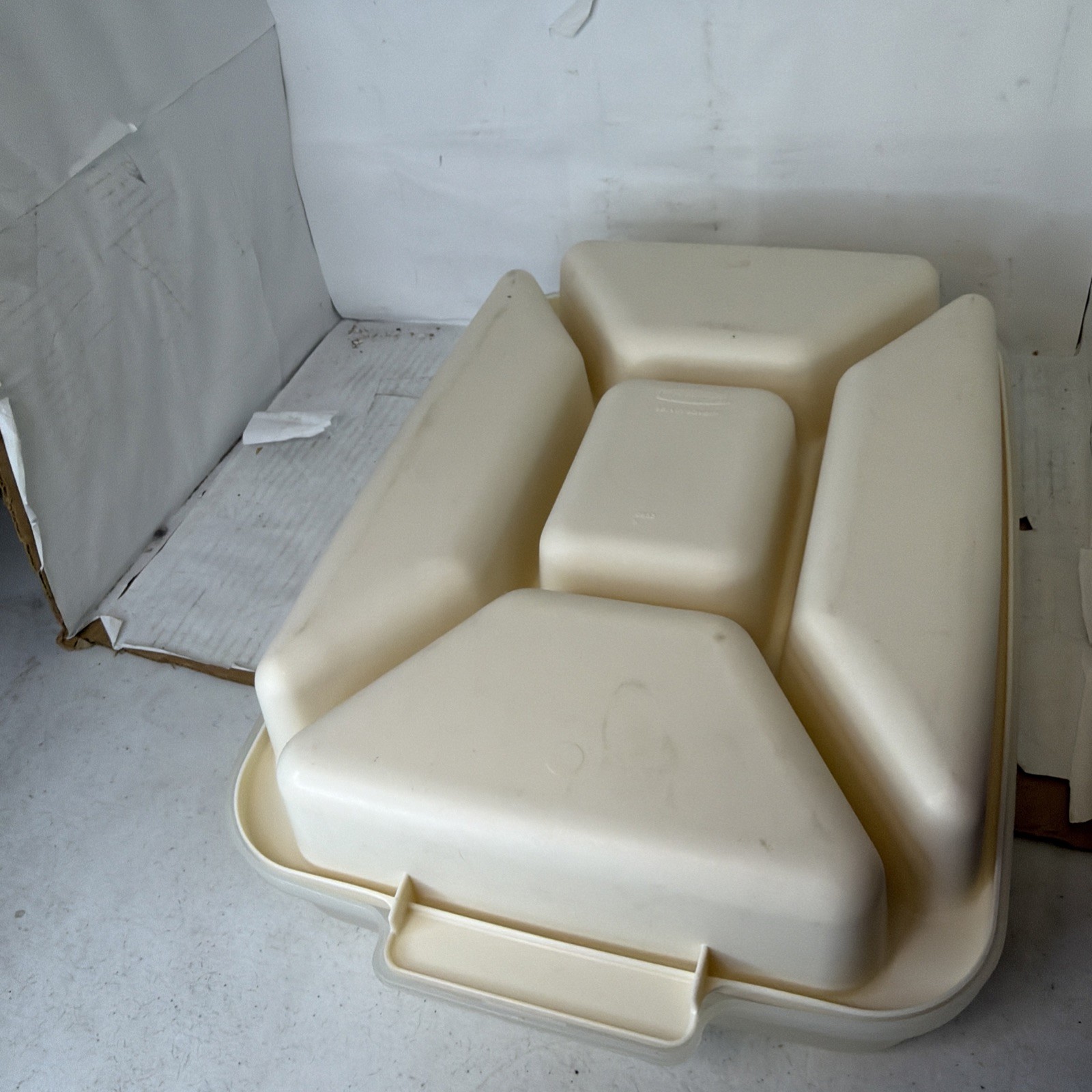 Vintage Rubbermaid Servin Saver Rare Almond 0833 Divided Tray & Lid