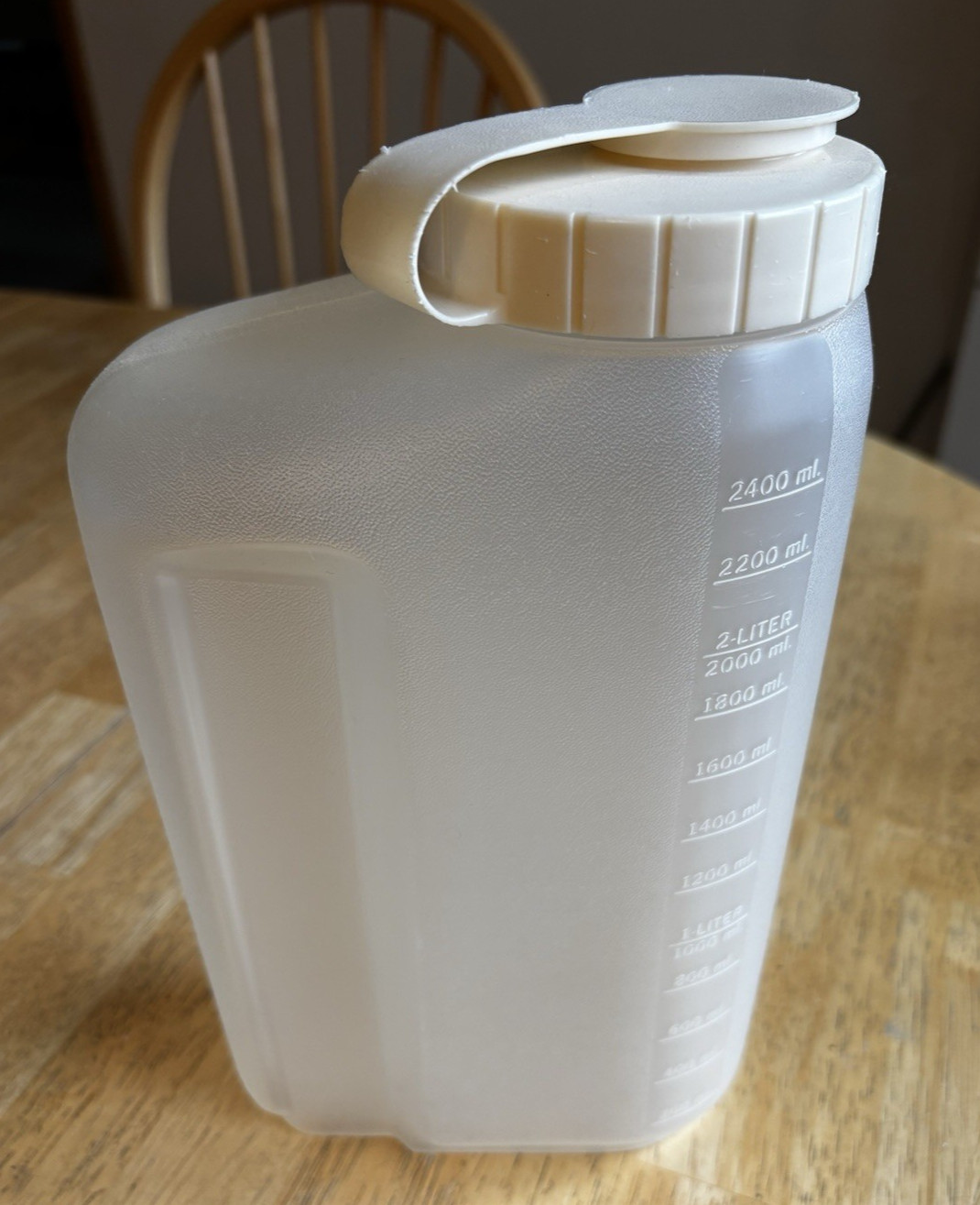 Rubbermaid Servin’ Saver 2.75 Qt. Almond Lid Plastic Bottle Container #0459