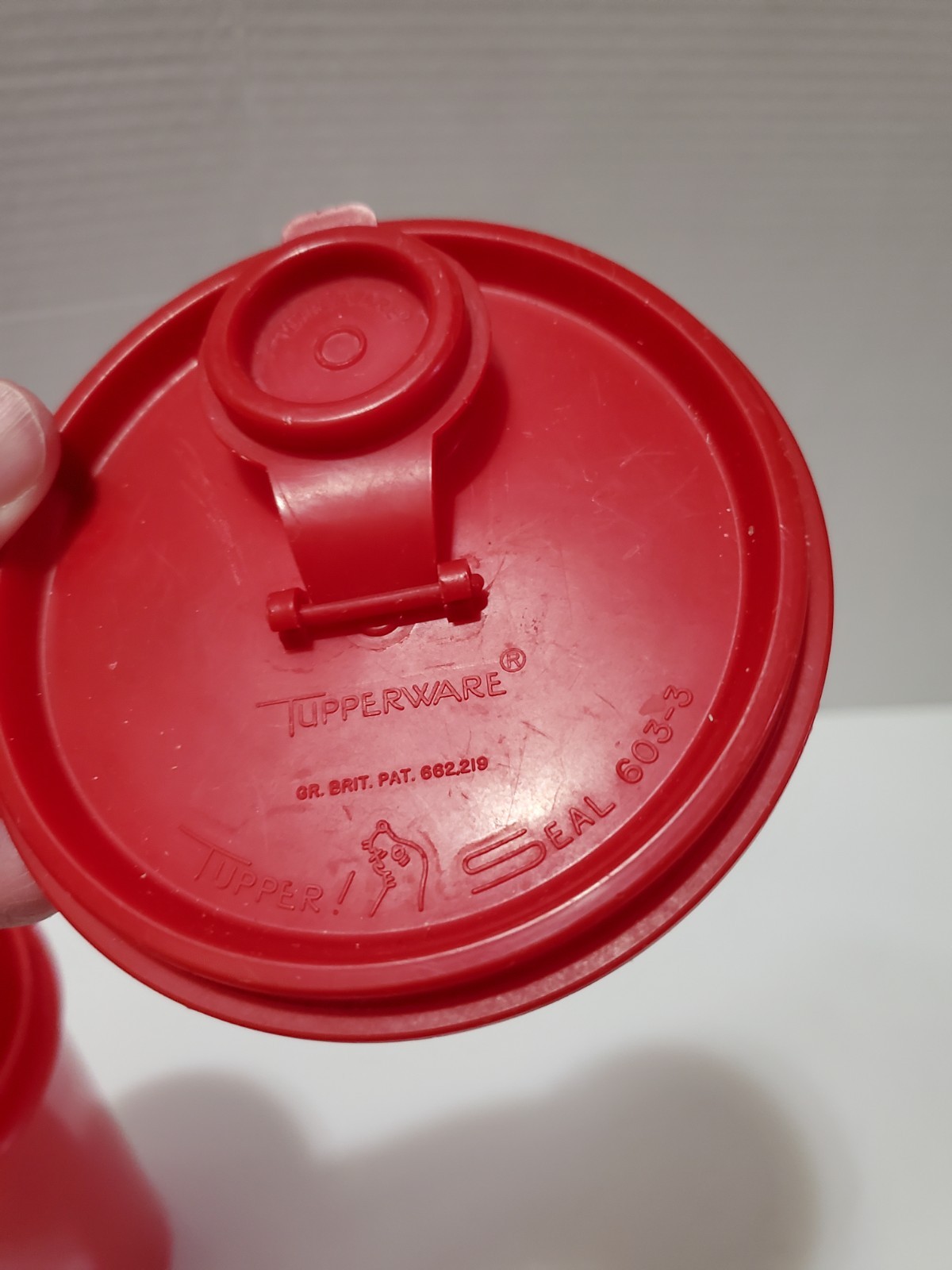 TUP2 Tupperware Red 32 oz Plastic Reusable Cup w/ Snap Lid, 2-Piece Set 262-4