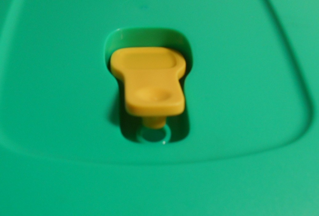 Tupperware 1.7L Rectangle Green Bowl 7364A with Air Vent Lid 7366A O28