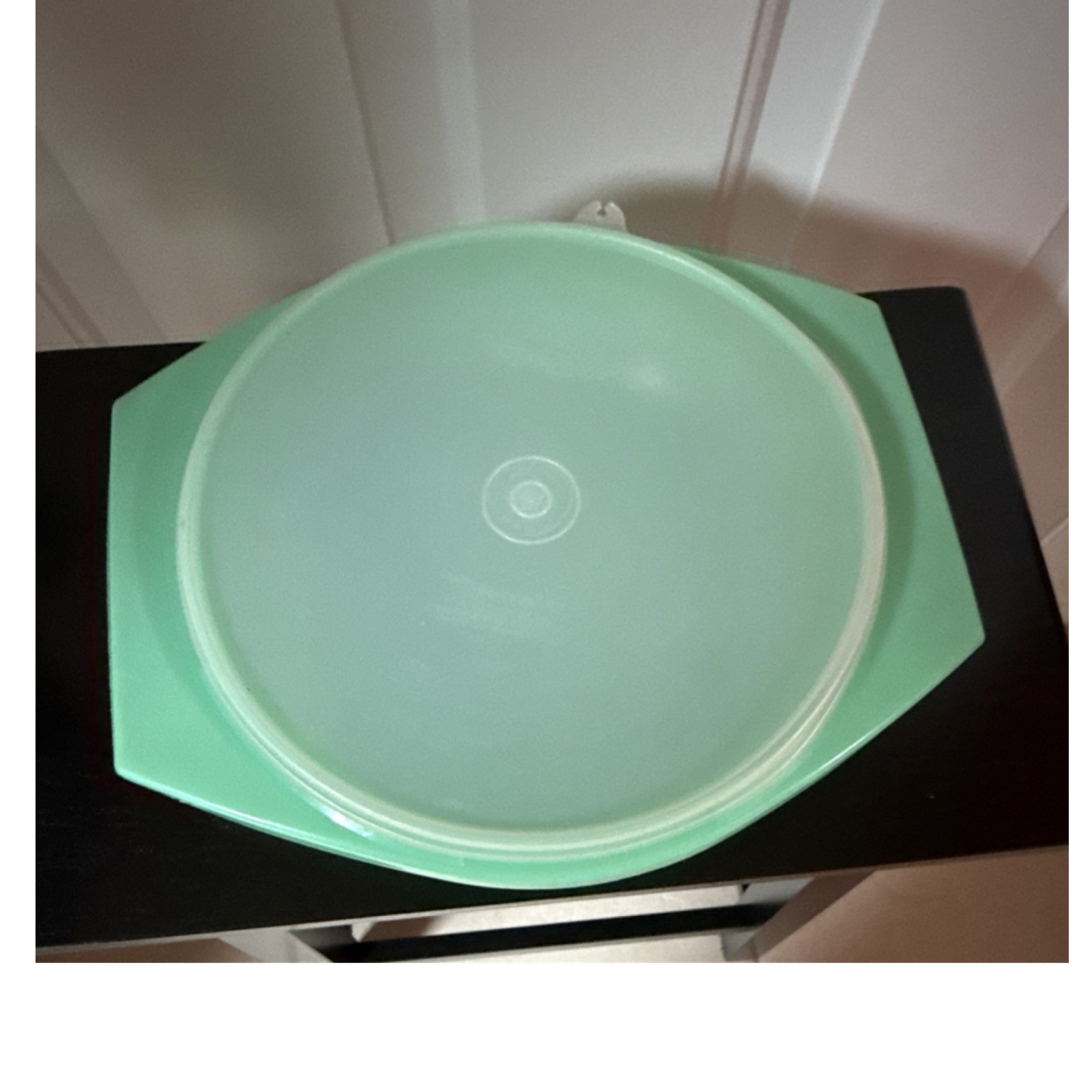 Tupperware Green Plastic Round Bowl 9 in Snap Lid Dishwasher Safe