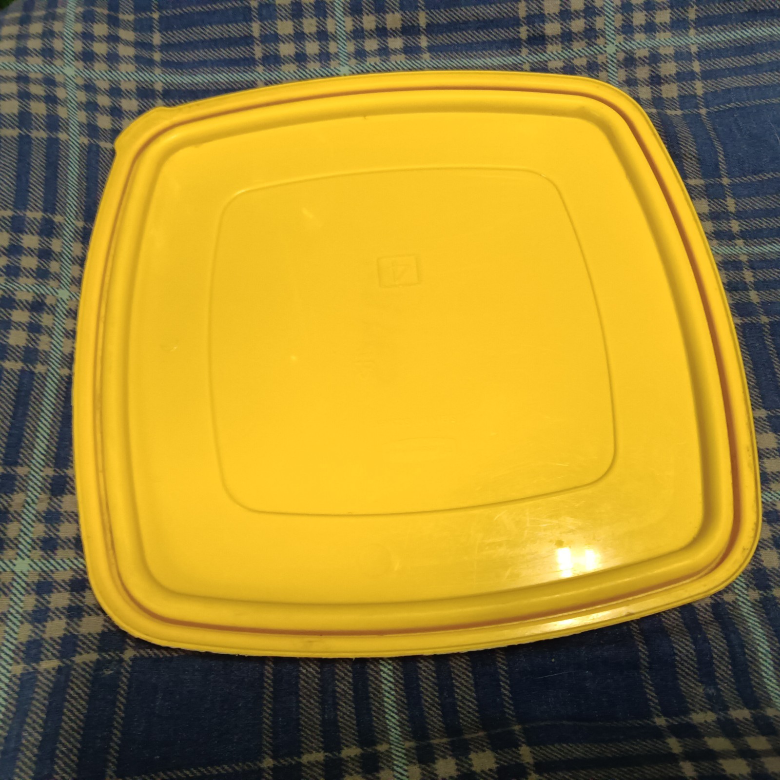 Vintage Rubbermaid Servin’ Saver #4 19 Cup Square Container Snap Yellow Lid