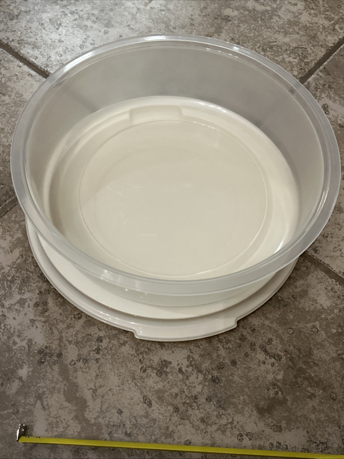 White Rubbermaid Servin’ Saver Cake Pie Carrier Container 4”H 12”W 2-piece Clean