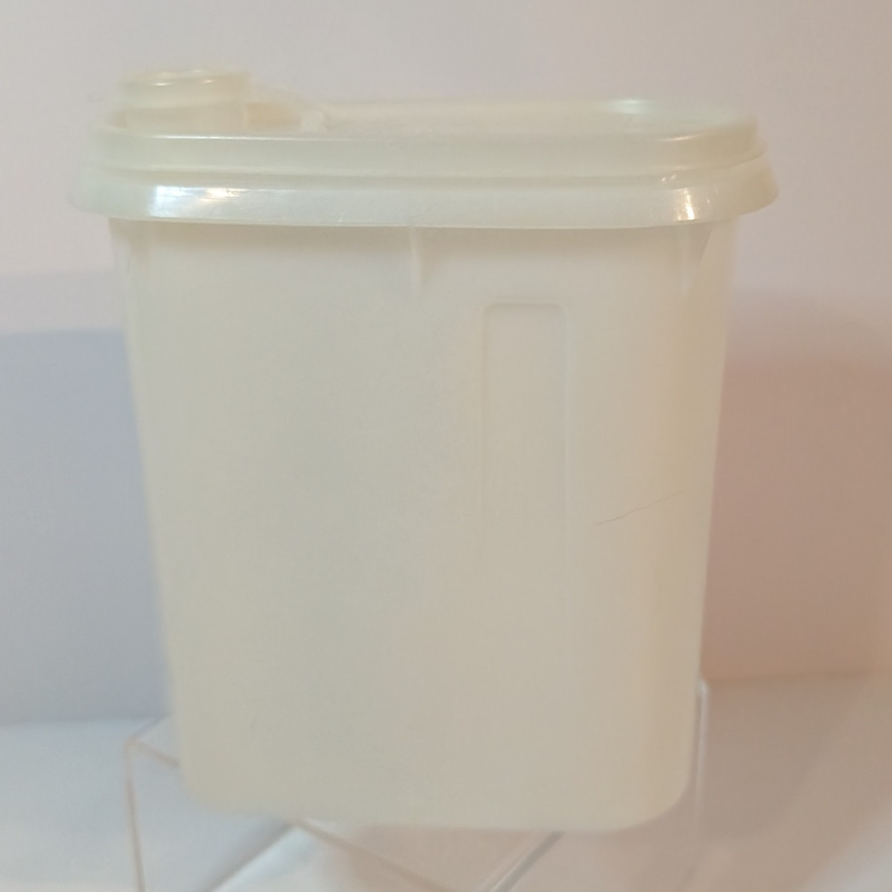Vintage Tupperware 1 Quart Beverage Buddy Pitcher 792-4 Milk White, Flip Top Lid