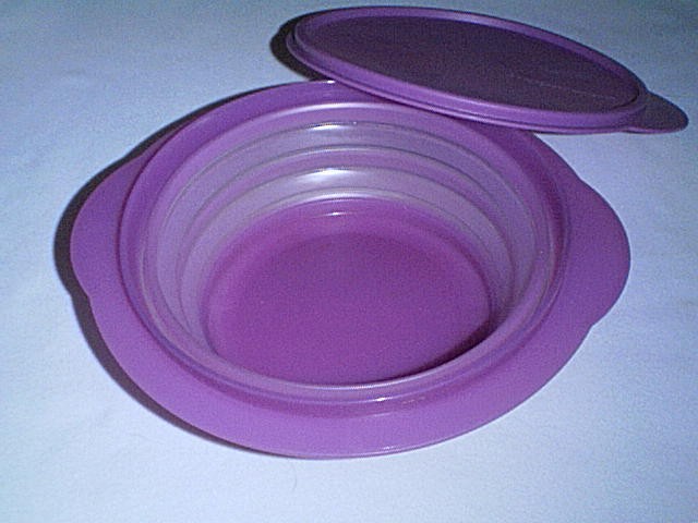 TUPPERWARE 4 Cup / 950ml FLAT-OUT Microwave Bowl #5453A & Seal #5455A PURPLE