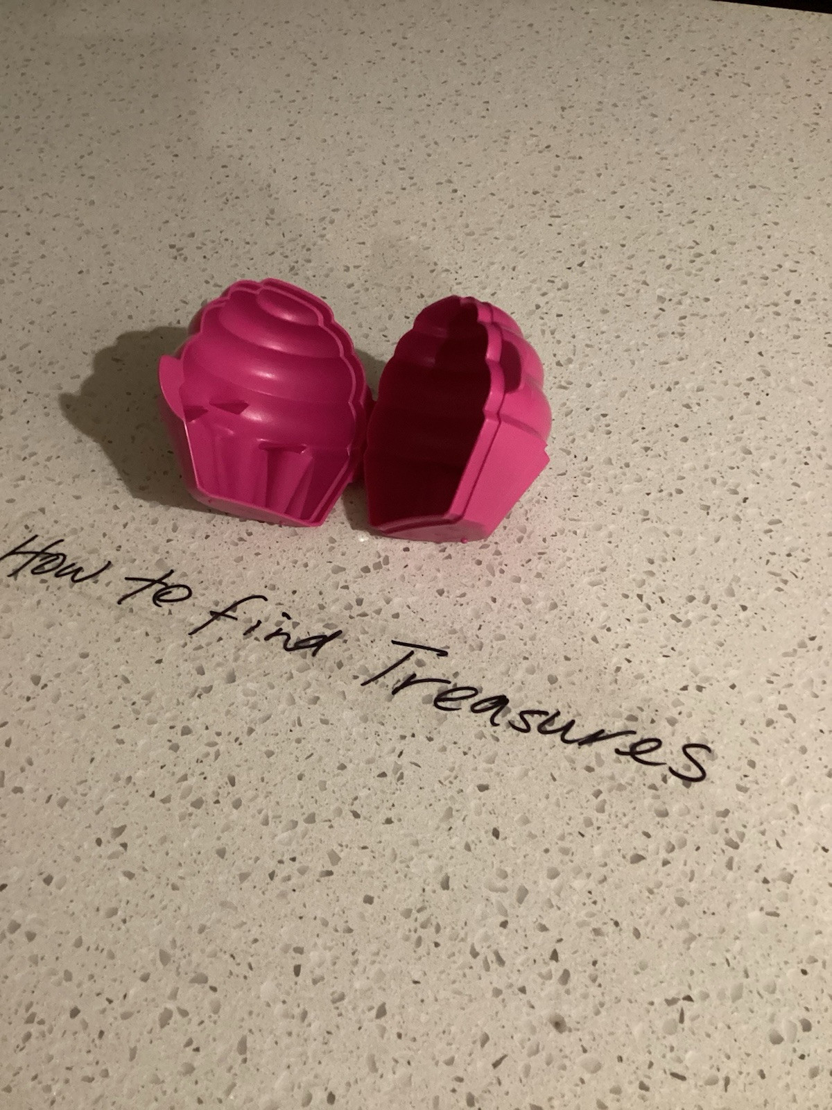 L9) BRAND NEW TUPPERWARE CUPCAKE HOLDER MINI CAKE TAKER FUCHSIA PINK