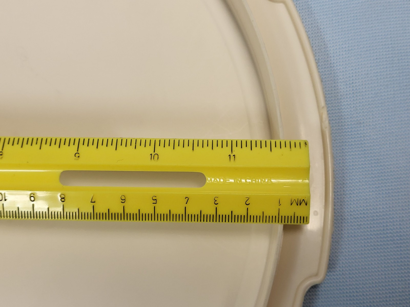 VTG 11.5″ Round Large Rubbermaid Servin’ Saver Cake Keeper Container Almond