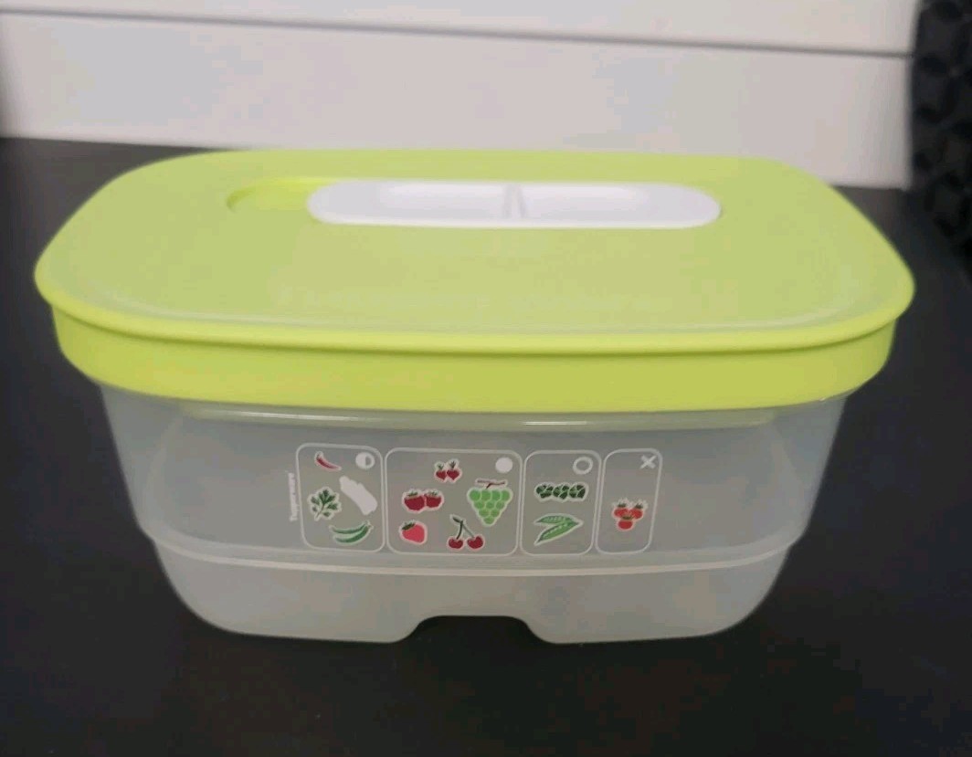 Tupperware 7761 FridgeSmart Fruit Veggie 1.5 Cups Keeper w/ 7762 Lime Green Lid