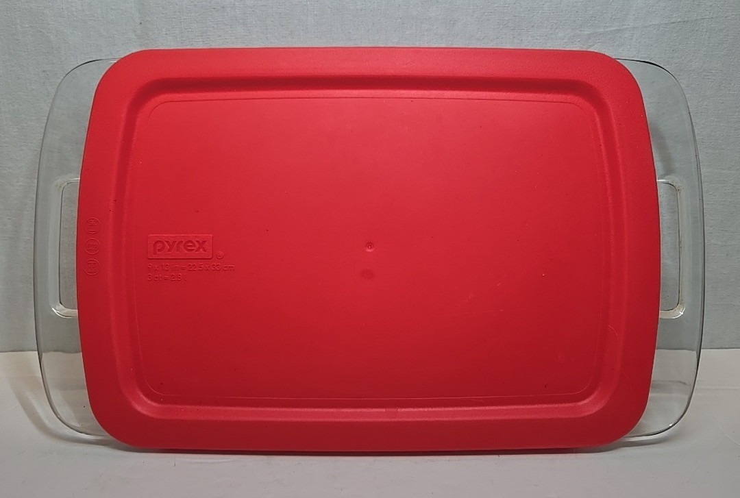 Pyrex C233 Glass Baking Dish with Red Plastic Lid Cookware 9×13 in 3 Qt